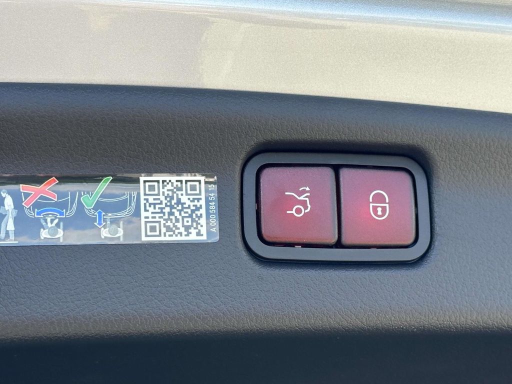 Thumbnail: 2025 Mercedes-Benz C-Class - 20