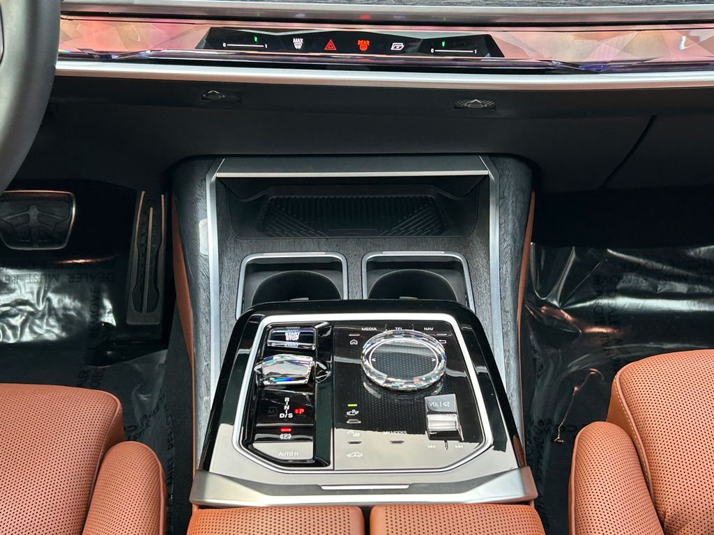 Thumbnail: 2023 BMW 7 Series - 28