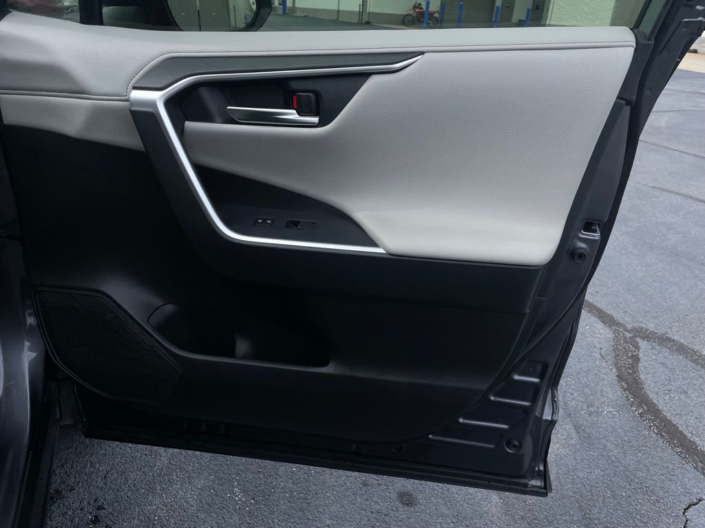 Thumbnail: 2020 Toyota RAV4 - 31