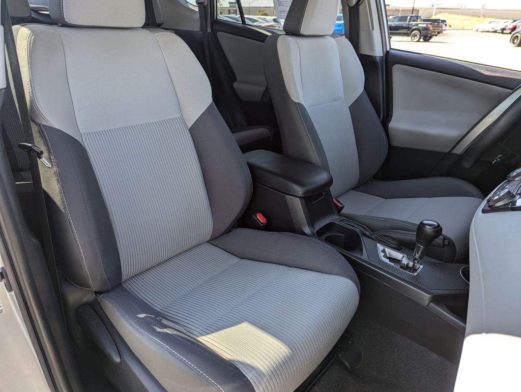 2015 Toyota RAV4 XLE 38