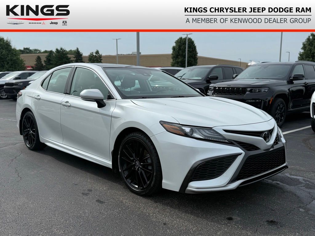 White (Wind Chill Pearl) 2021 Toyota Camry Sedan Front-Wheel Drive 8-Speed Automatic
