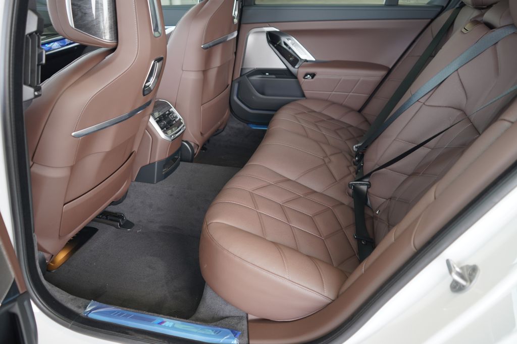 Thumbnail: 2026 BMW 7 Series - 21