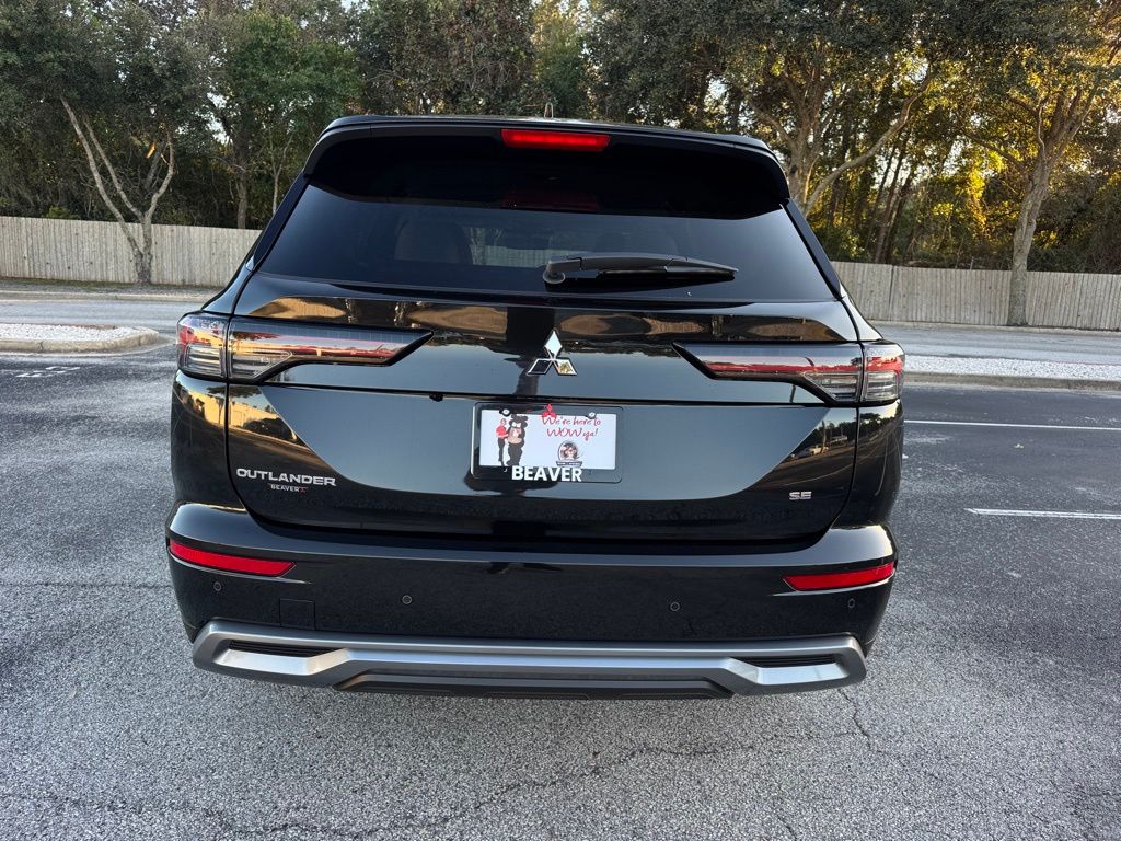 2025 Mitsubishi Outlander SE photo 3