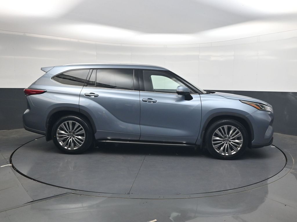 Used 2022  Toyota Platinum image 3