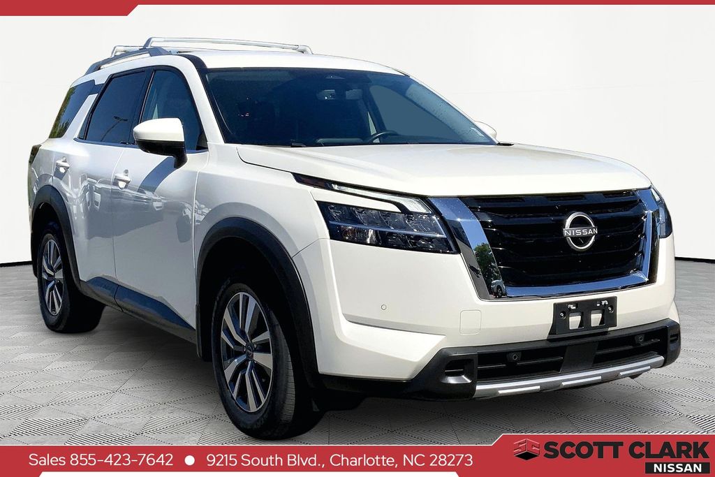 2023 Nissan Pathfinder SL