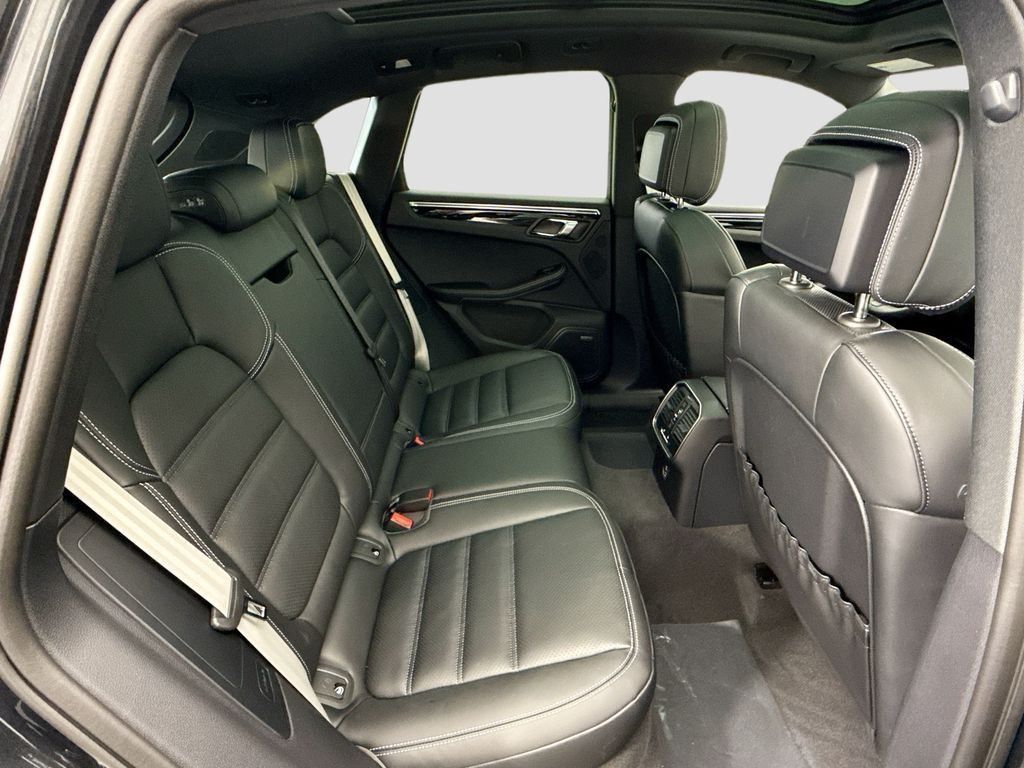Thumbnail: 2026 Porsche Macan - 23