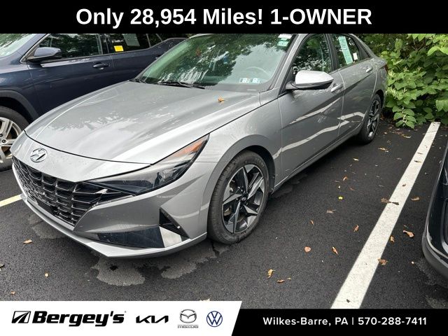 Shimmering Silver Pearl 2022 Hyundai Elantra Sedan Front-Wheel Drive Continuously Variable Transmission