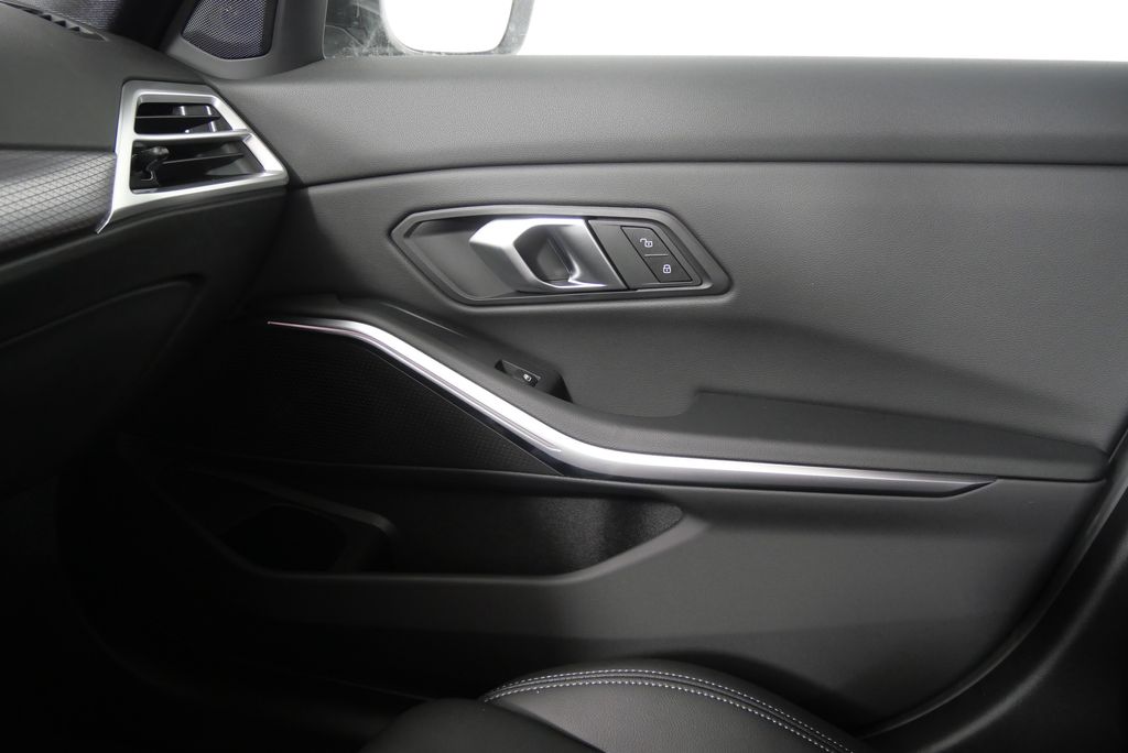 2025 BMW 3 Series 330i xDrive 23
