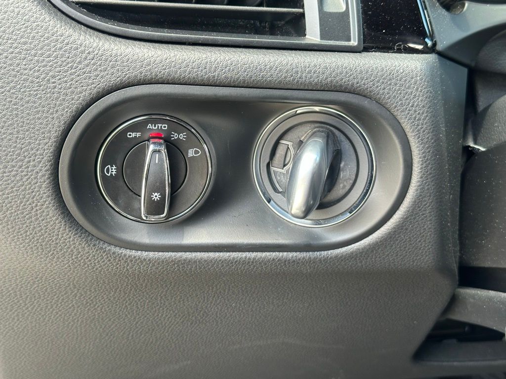 Thumbnail: 2023 Porsche Macan - 32