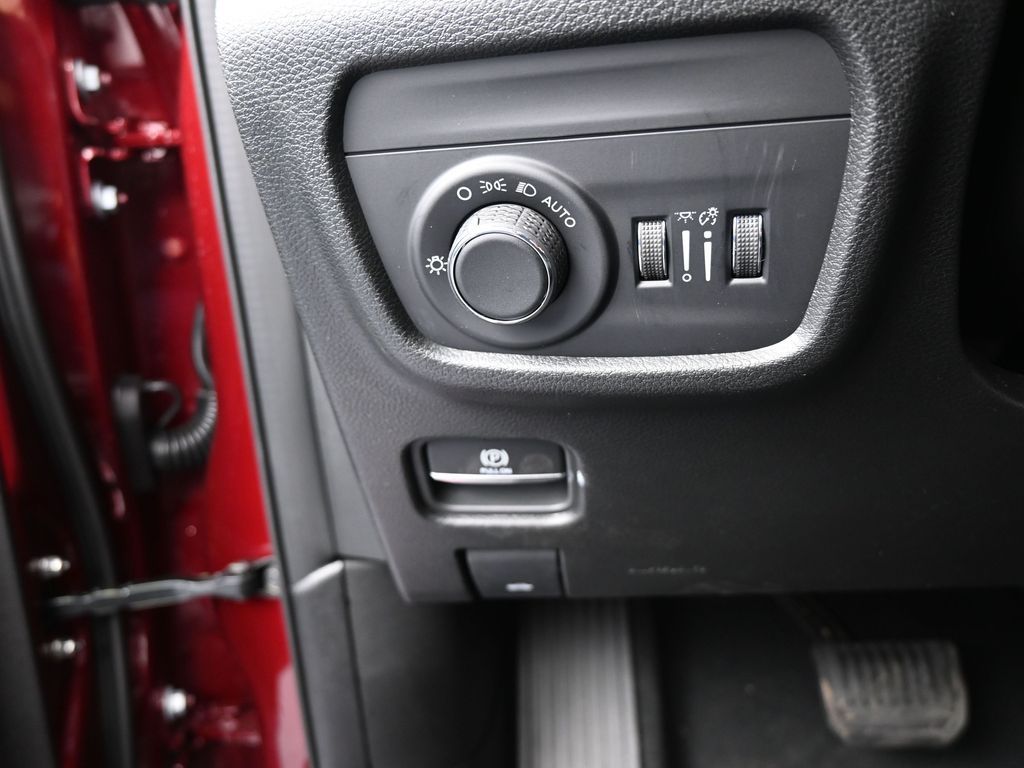 New 2025 Velvet Red Pearlcoat Jeep Laredo image 26