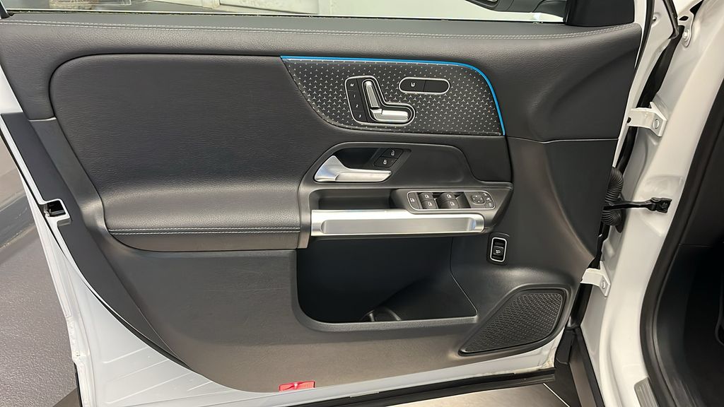 2025 Mercedes-Benz GLB 250 11