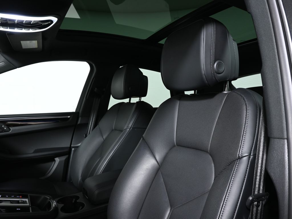 Thumbnail: 2025 Porsche Macan - 15