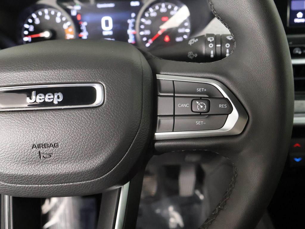 Used 2025 White Jeep Latitude image 38