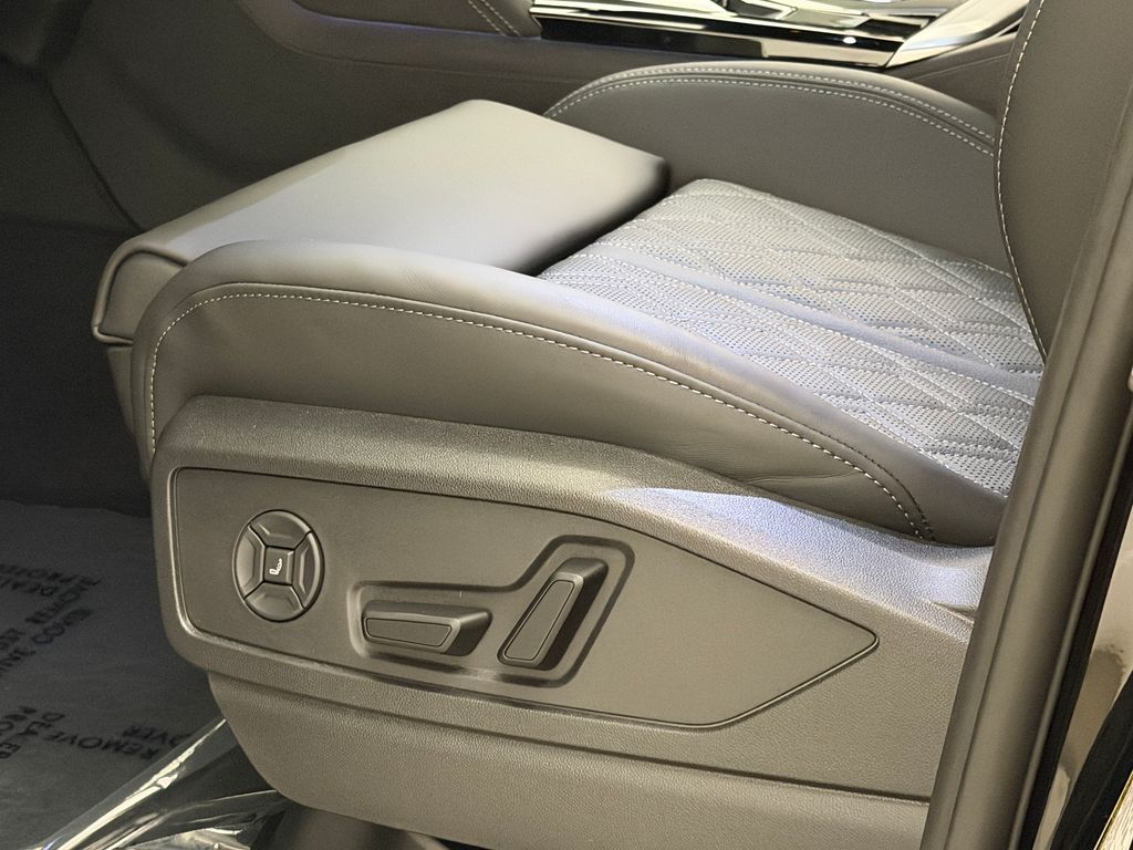Thumbnail: 2026 Audi SQ5 - 26