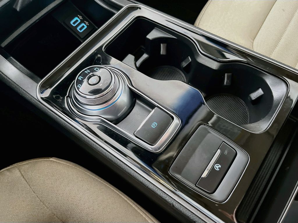 Used 2020 Blue Ford SE image 17