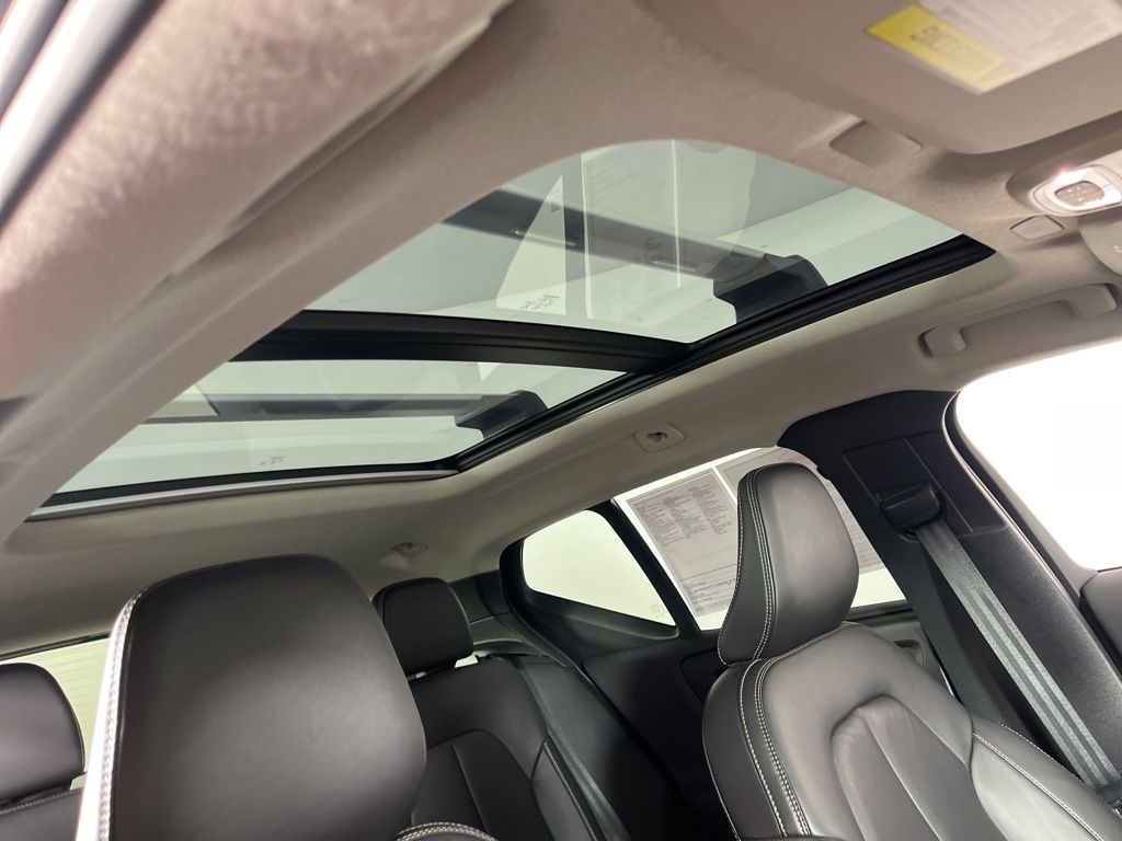 Thumbnail: 2022 Volvo XC40 - 12