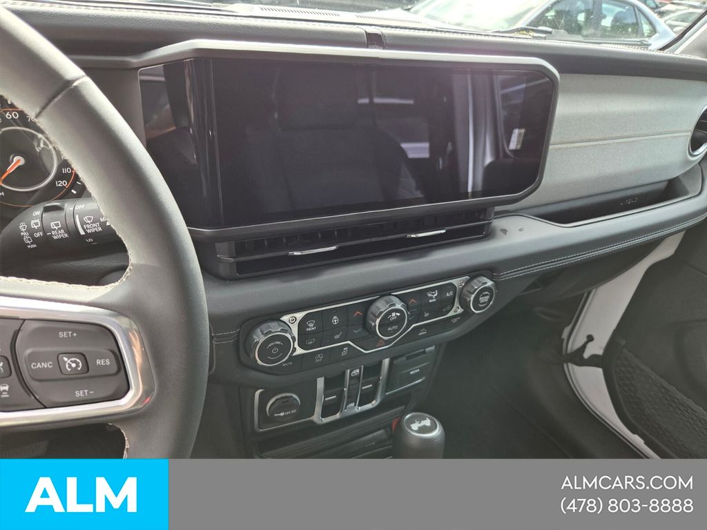 Used 2025 White Jeep Sahara image 20