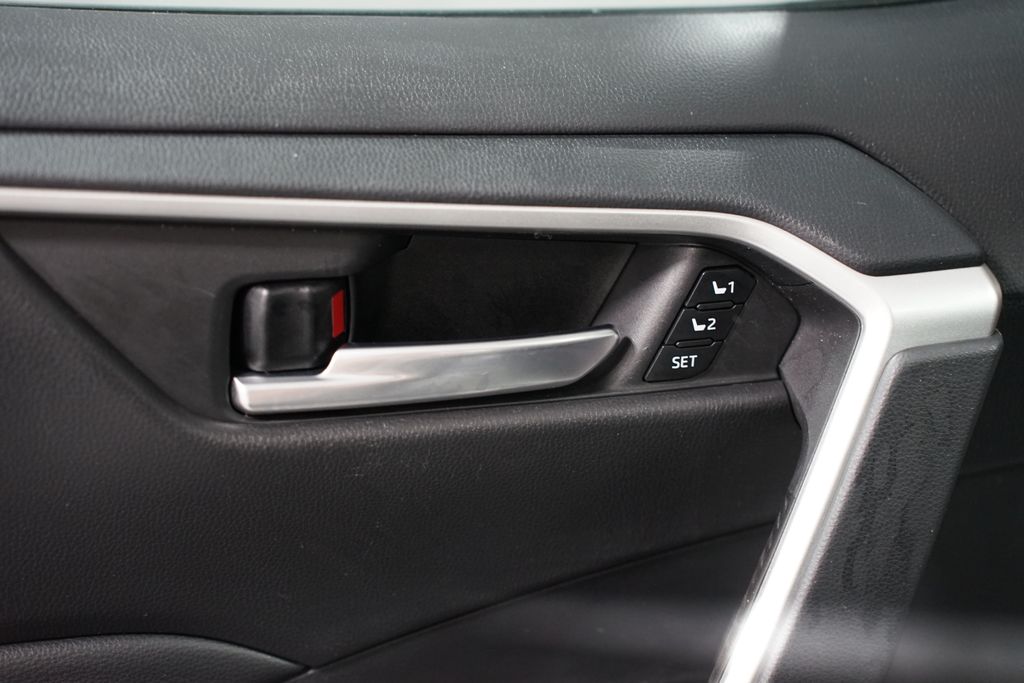 Thumbnail: 2021 Toyota RAV4 - 31