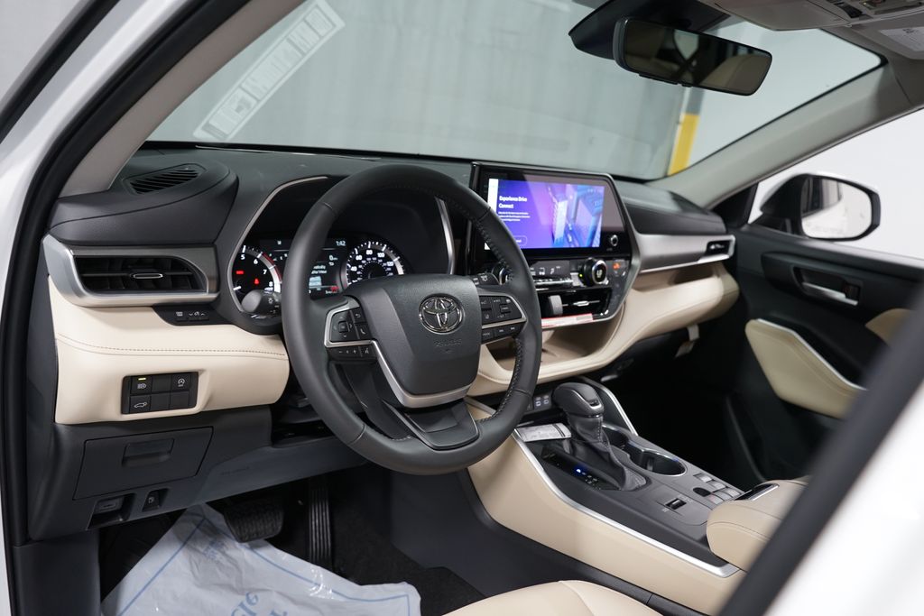 Thumbnail: 2025 Toyota Highlander - 11