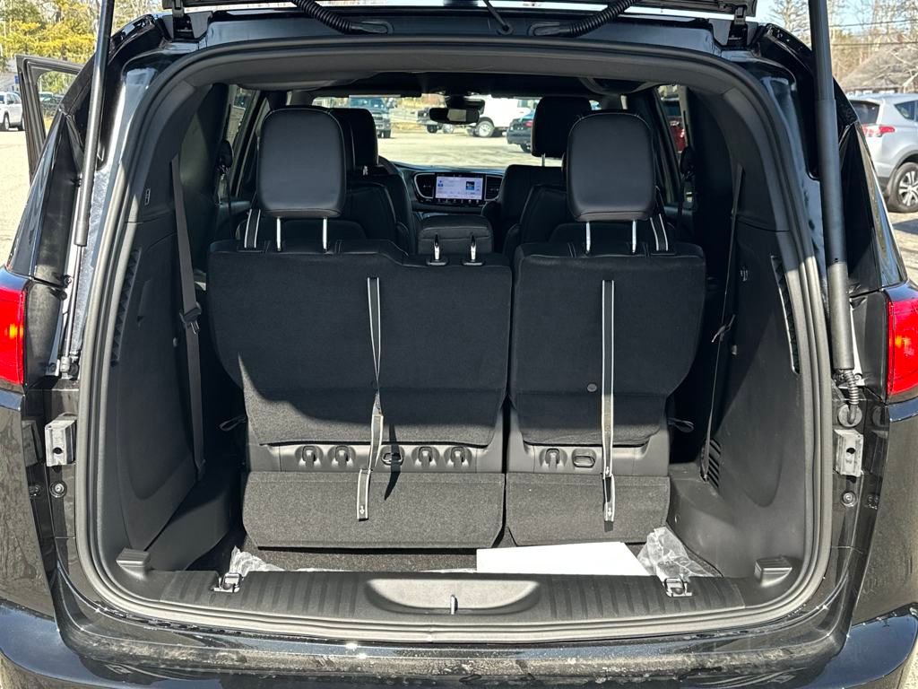 2025 Chrysler Voyager LX photo 22