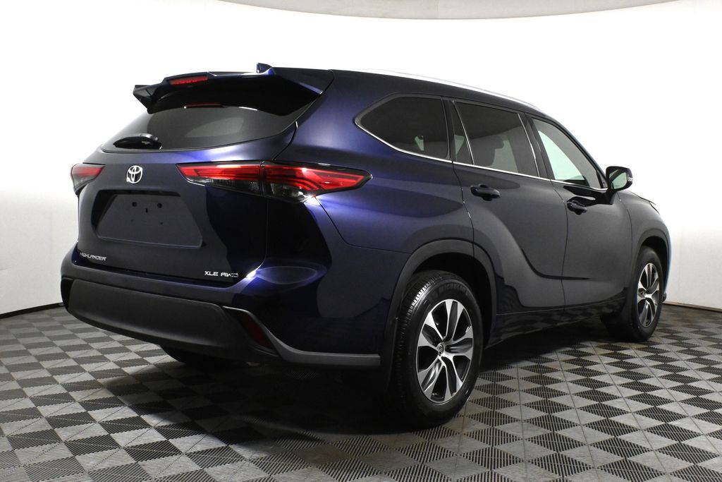 2022 Toyota Highlander XLE 8
