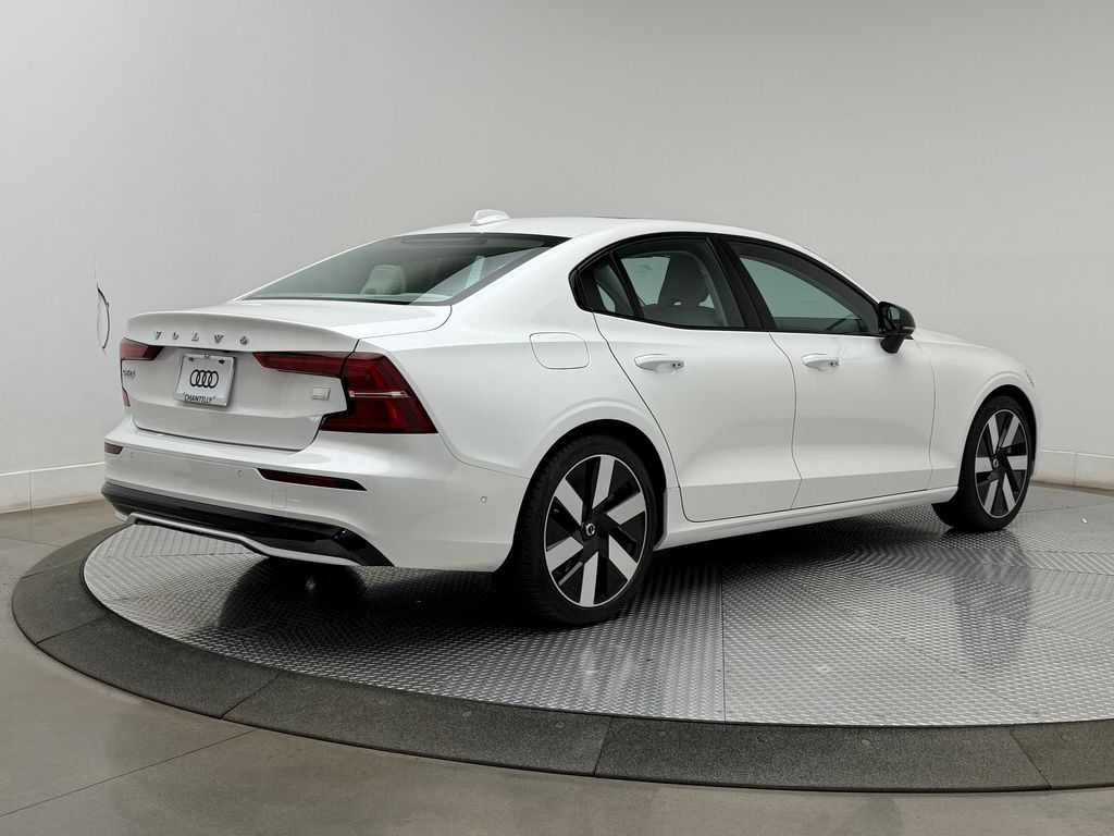 Thumbnail: 2024 Volvo S60 - 9