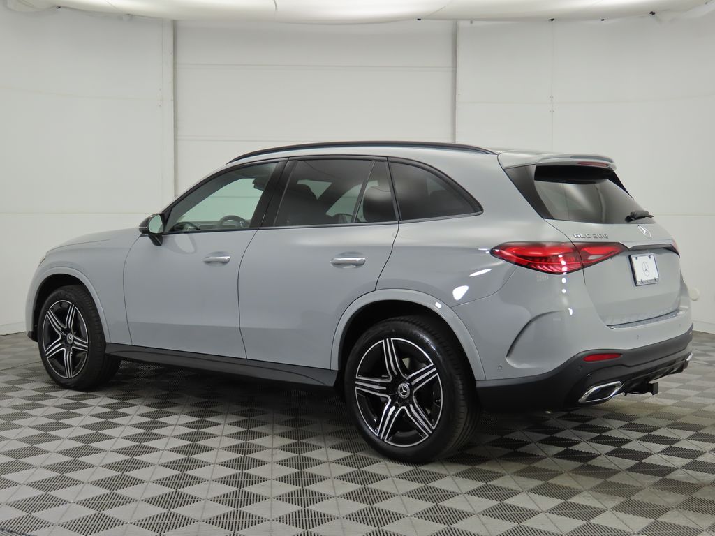 2025 Mercedes-Benz GLC 300 7