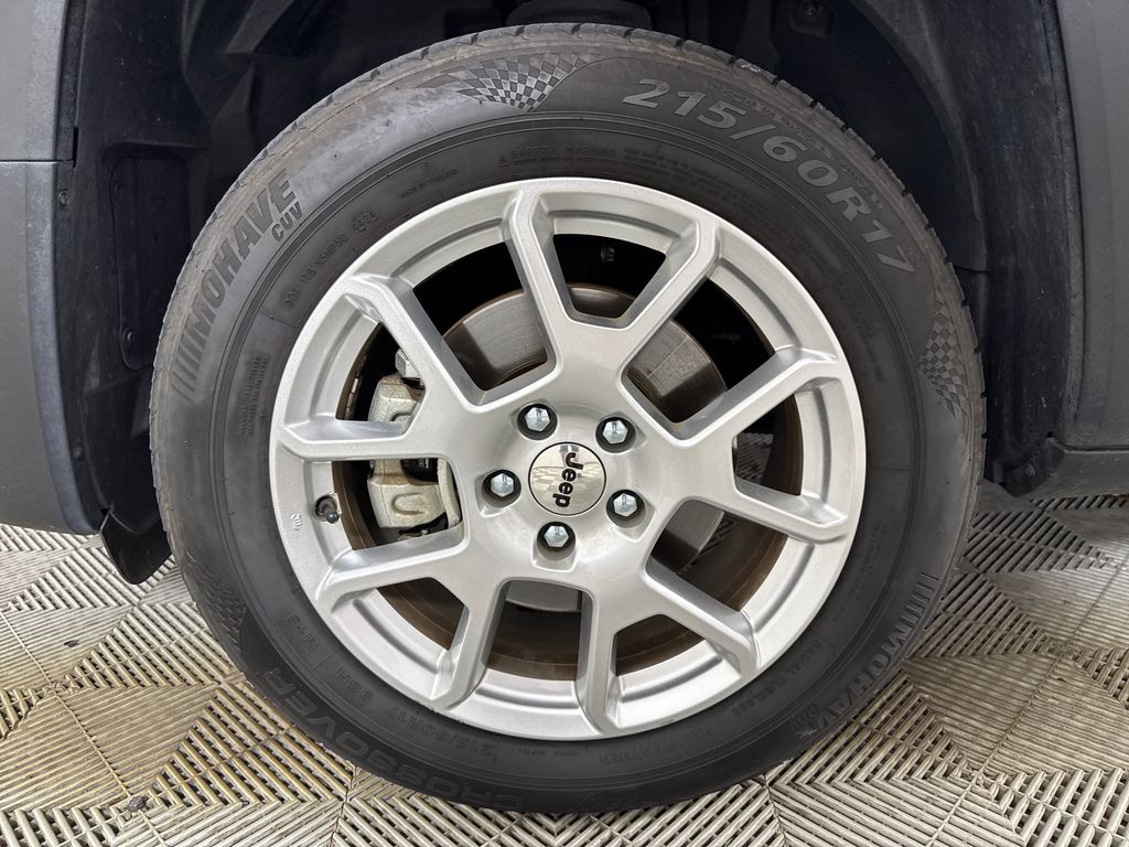 Certified Used 2022 Gray Jeep Latitude image 12