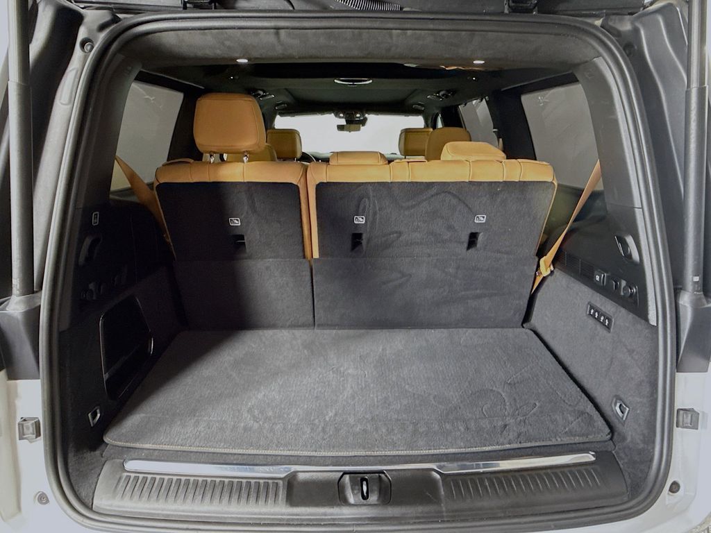 Thumbnail: 2023 Jeep Grand Wagoneer - 28