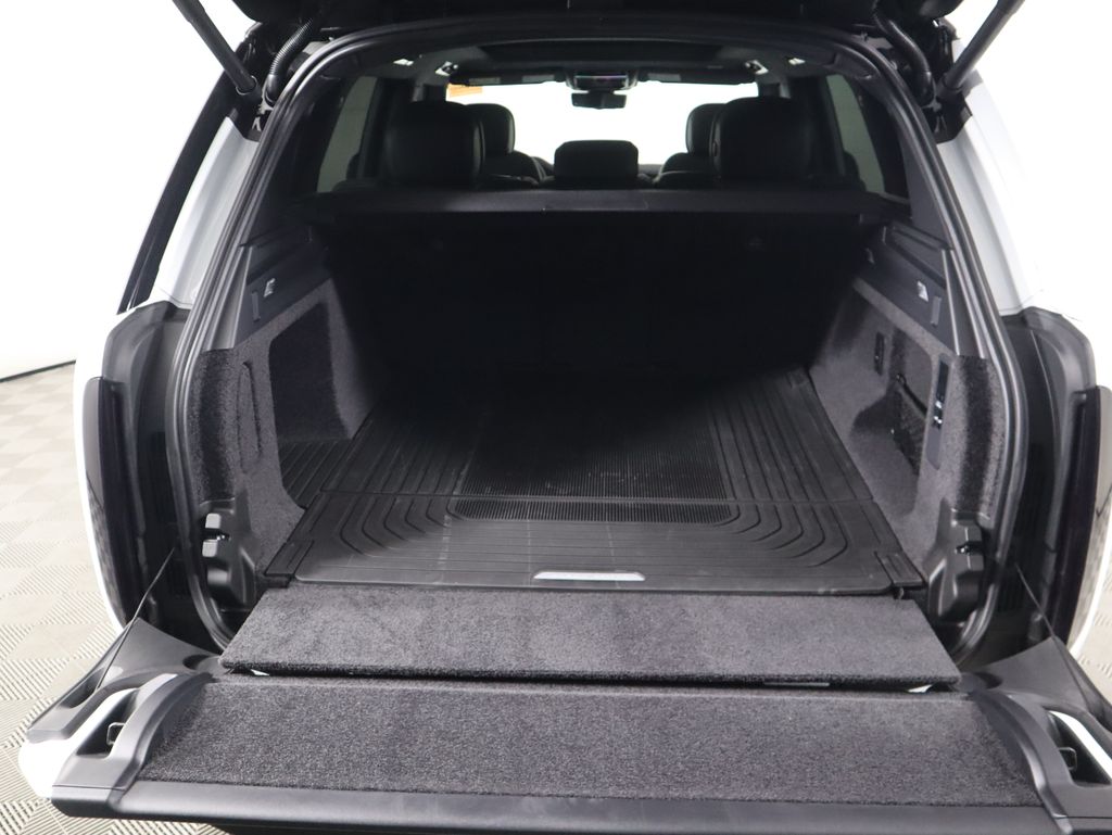 2025 Land Rover Range Rover SE 30