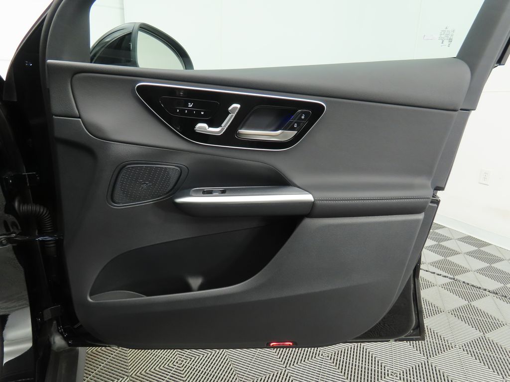 2025 Mercedes-Benz GLC 300 26