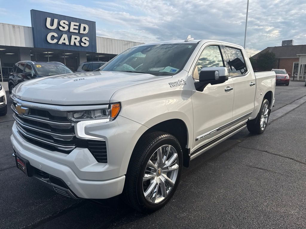 White (Iridescent Pearl Tricoat) 2025 Chevrolet Silverado 1500 Pickup Truck Four-Wheel Drive Automatic