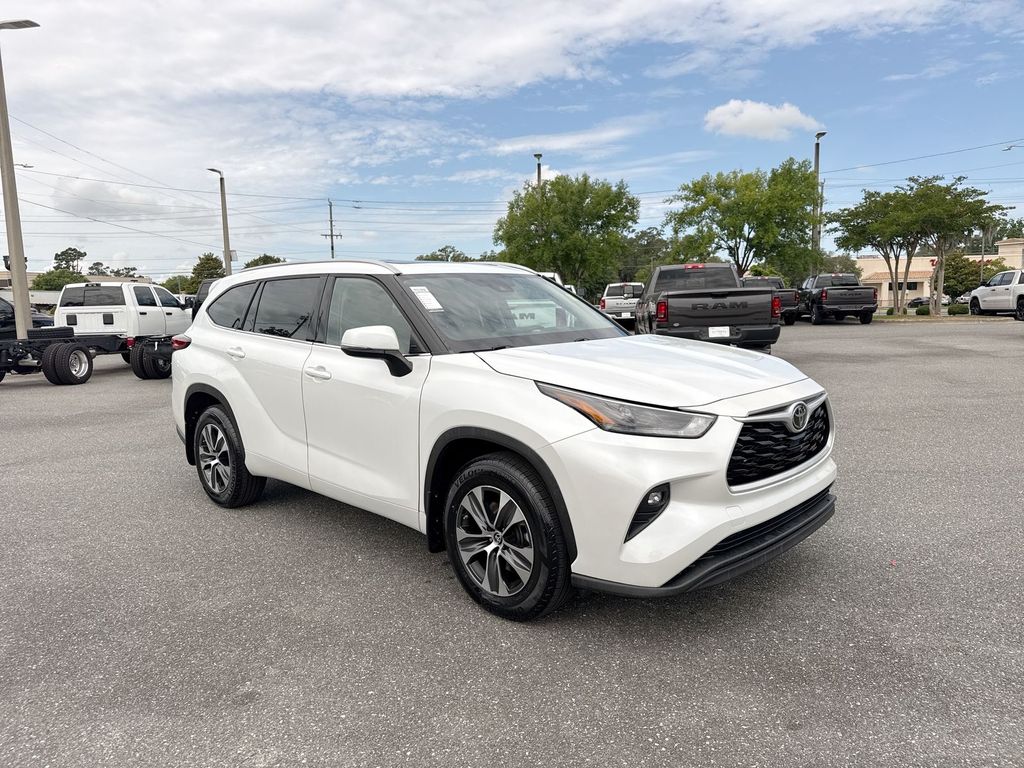 Pearl 2022 Toyota Highlander XLE AWD SUV / Crossover All-Wheel Drive 8-Speed Automatic