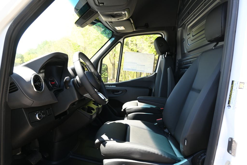 Thumbnail: 2025 Mercedes-Benz Sprinter - 3