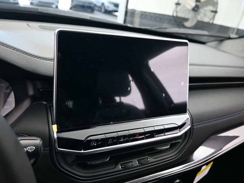 New 2026 Diamond Black Crystal Pearlcoat Jeep Latitude image 15