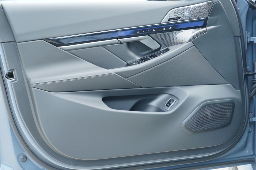 Thumbnail: 2027 BMW M5 - 12