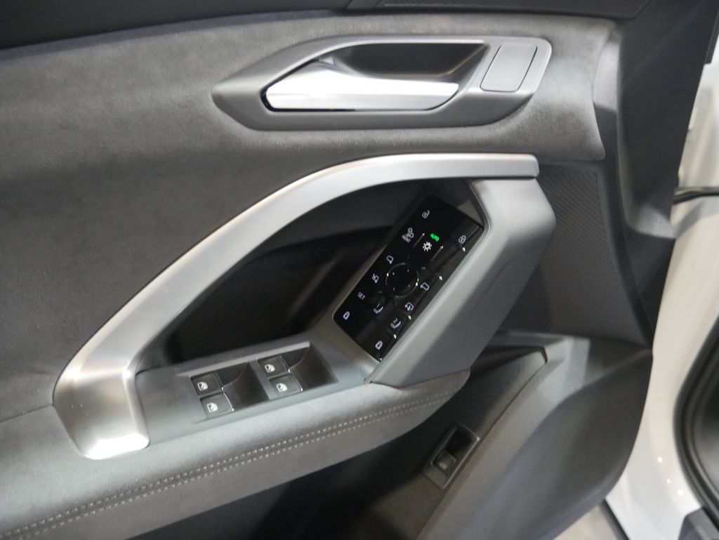 Thumbnail: 2026 Audi SQ5 - 16