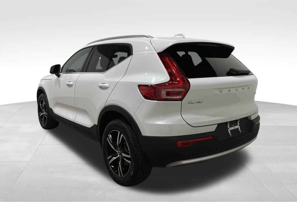 2025 Volvo XC40 B5 Core Bright Theme