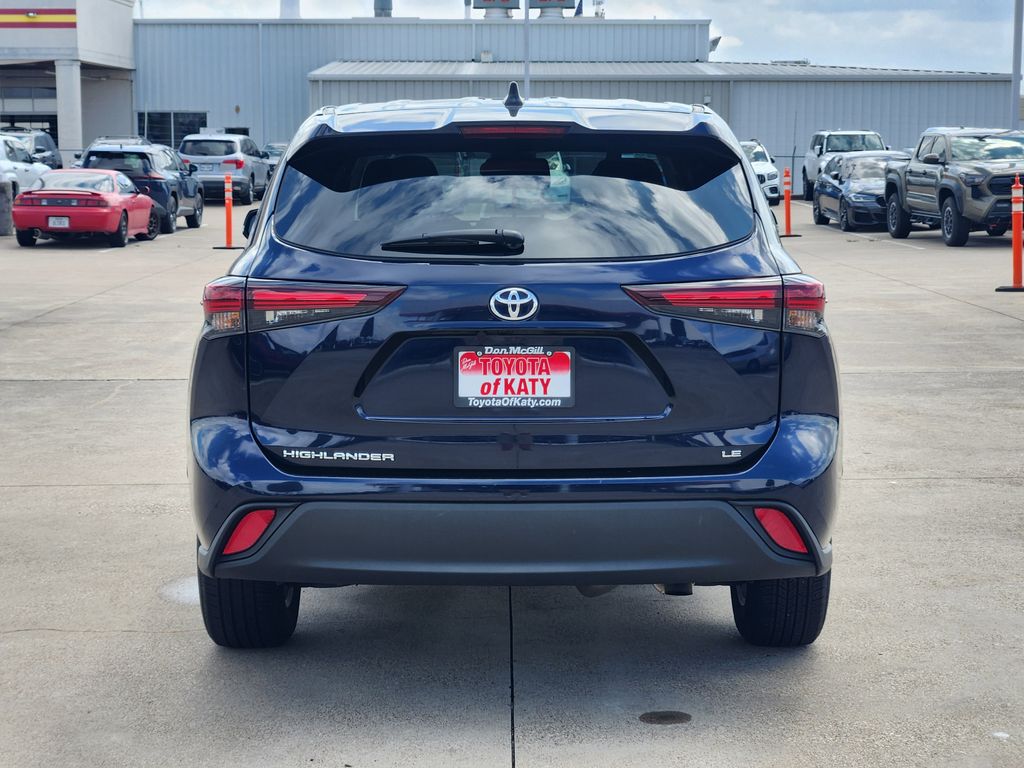 2025 Toyota Highlander LE - Photo 6