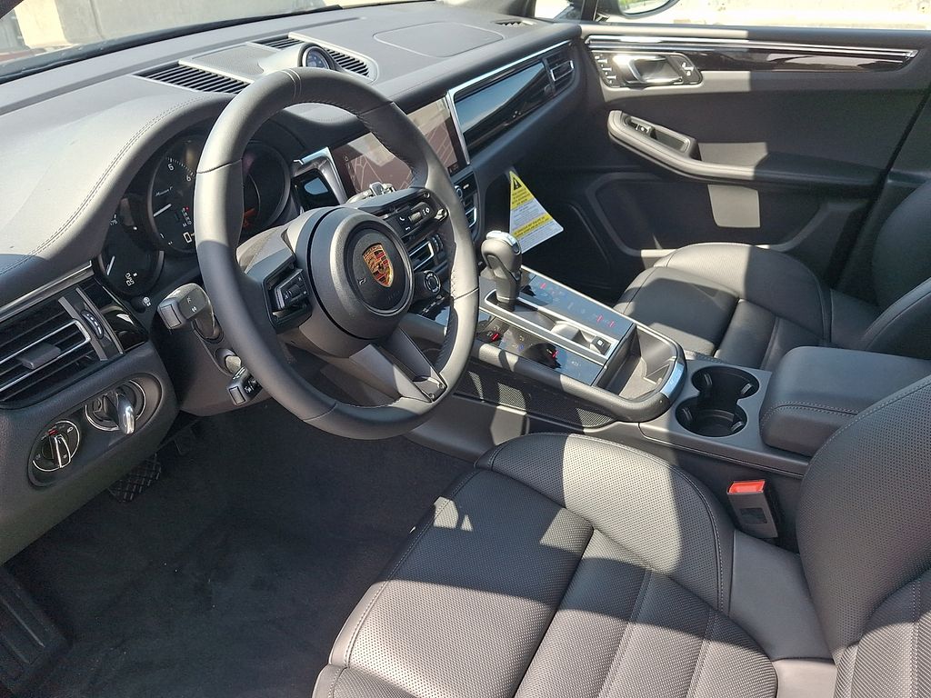 Thumbnail: 2026 Porsche Macan - 4