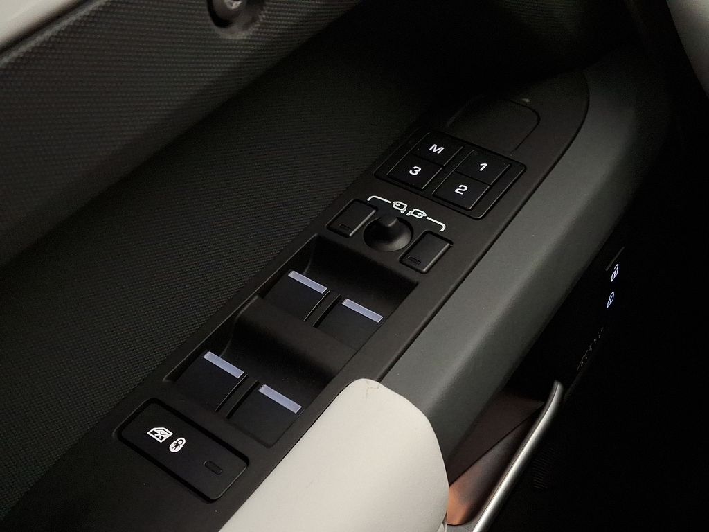 2025 Land Rover Defender 110 13