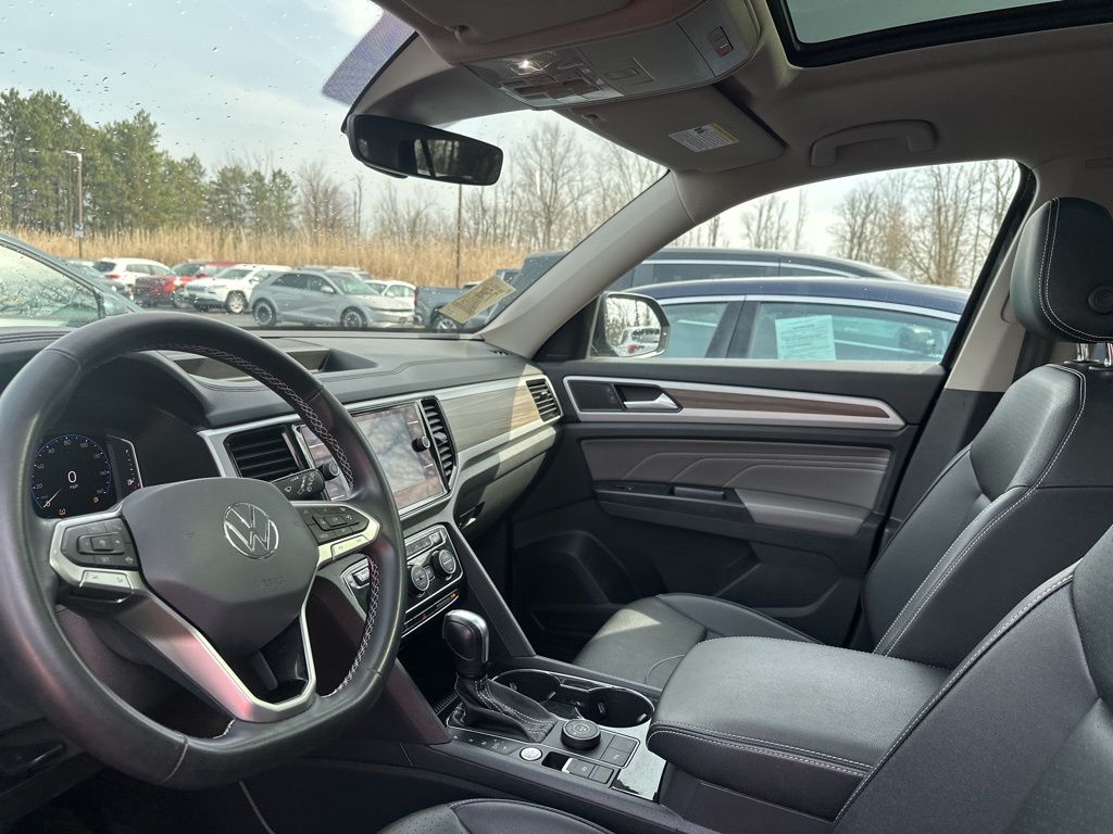 Used 2021 Black Volkswagen SEL image 8