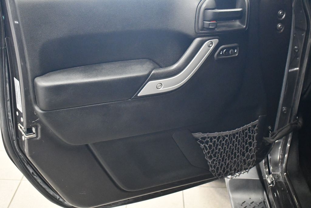 Thumbnail: 2017 Jeep Wrangler - 13