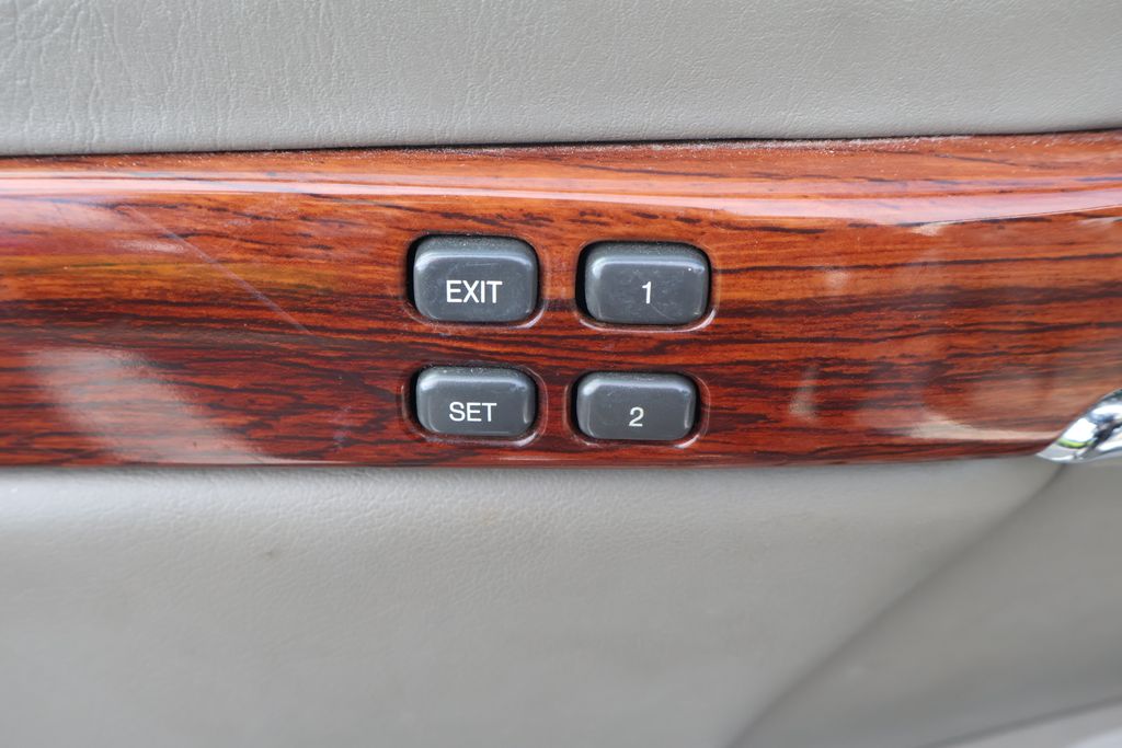 2001 Cadillac DeVille Base 17