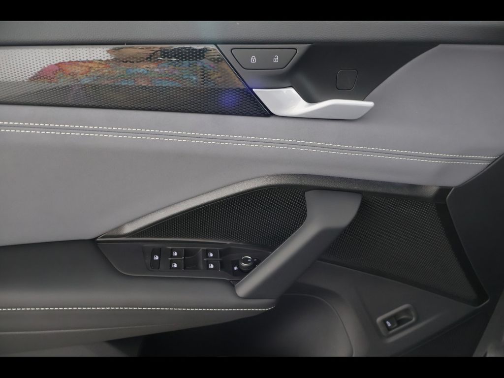 2025 Volkswagen Tiguan SE - Photo 26