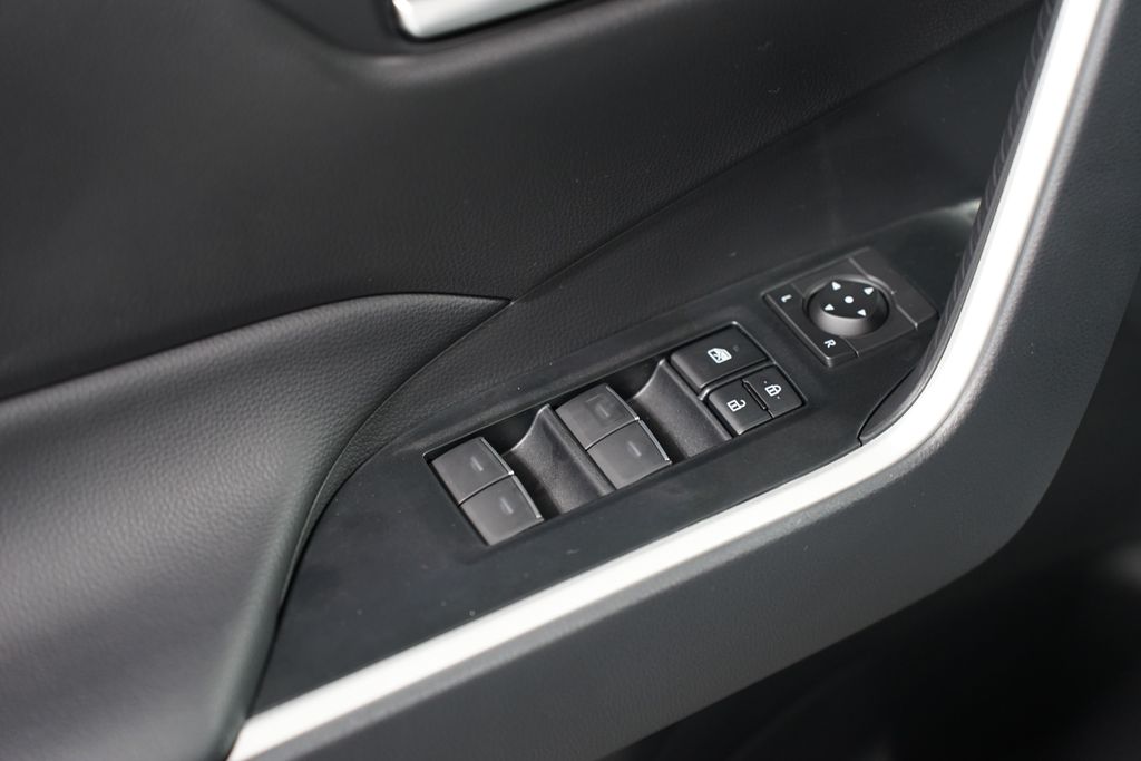 2025 Toyota RAV4 XLE 31