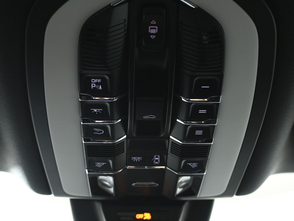 Thumbnail: 2022 Porsche Macan - 21