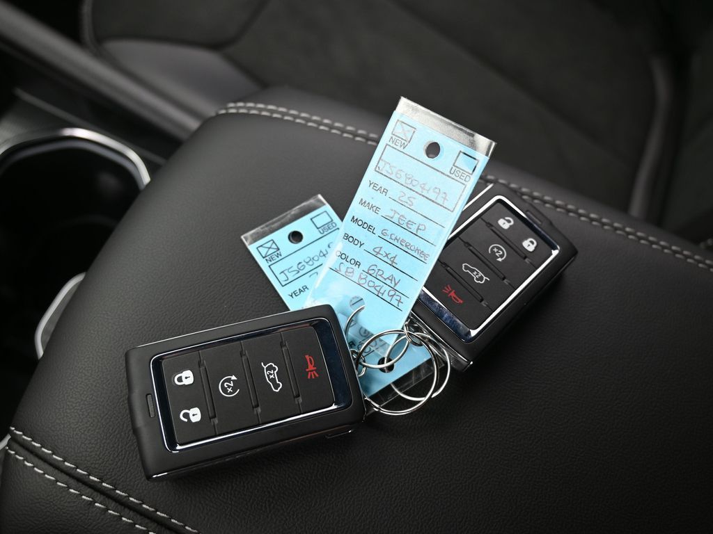 New 2025 Baltic Gray Metallic Clearcoat Jeep Altitude X image 19