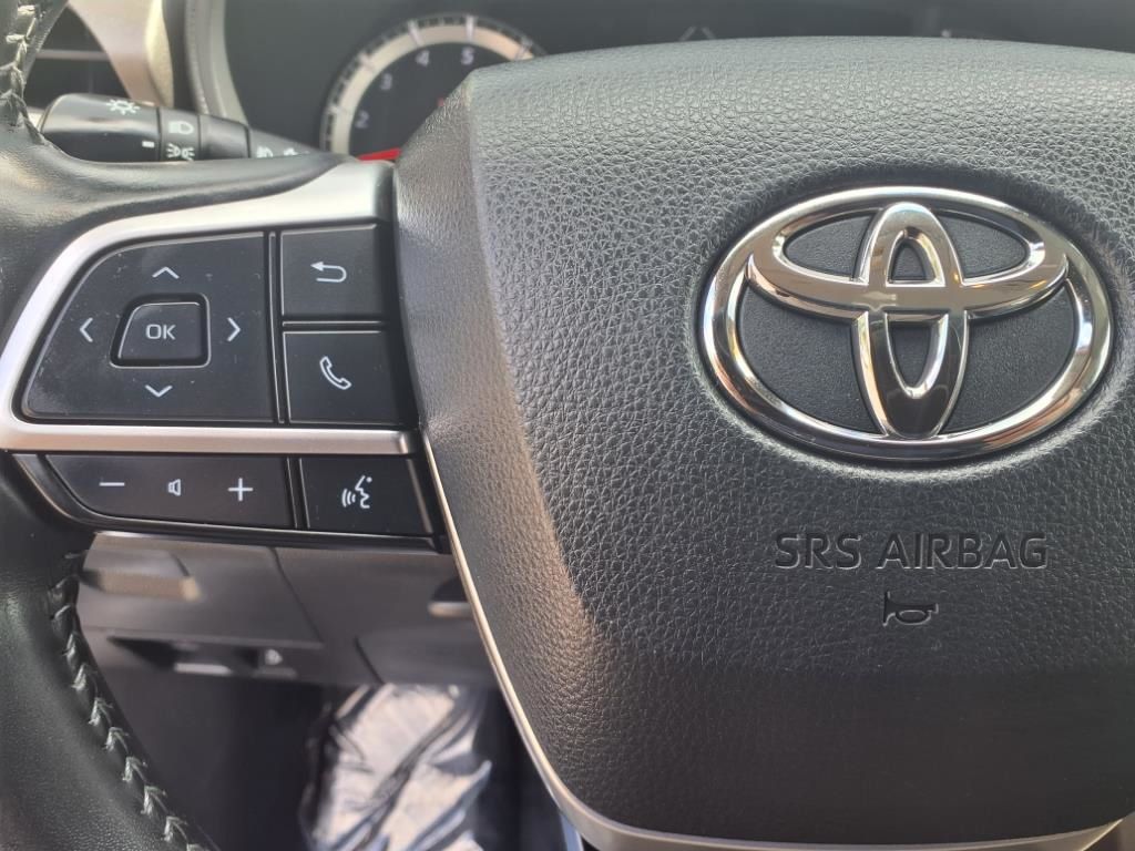 2022 Toyota Highlander LE photo 24