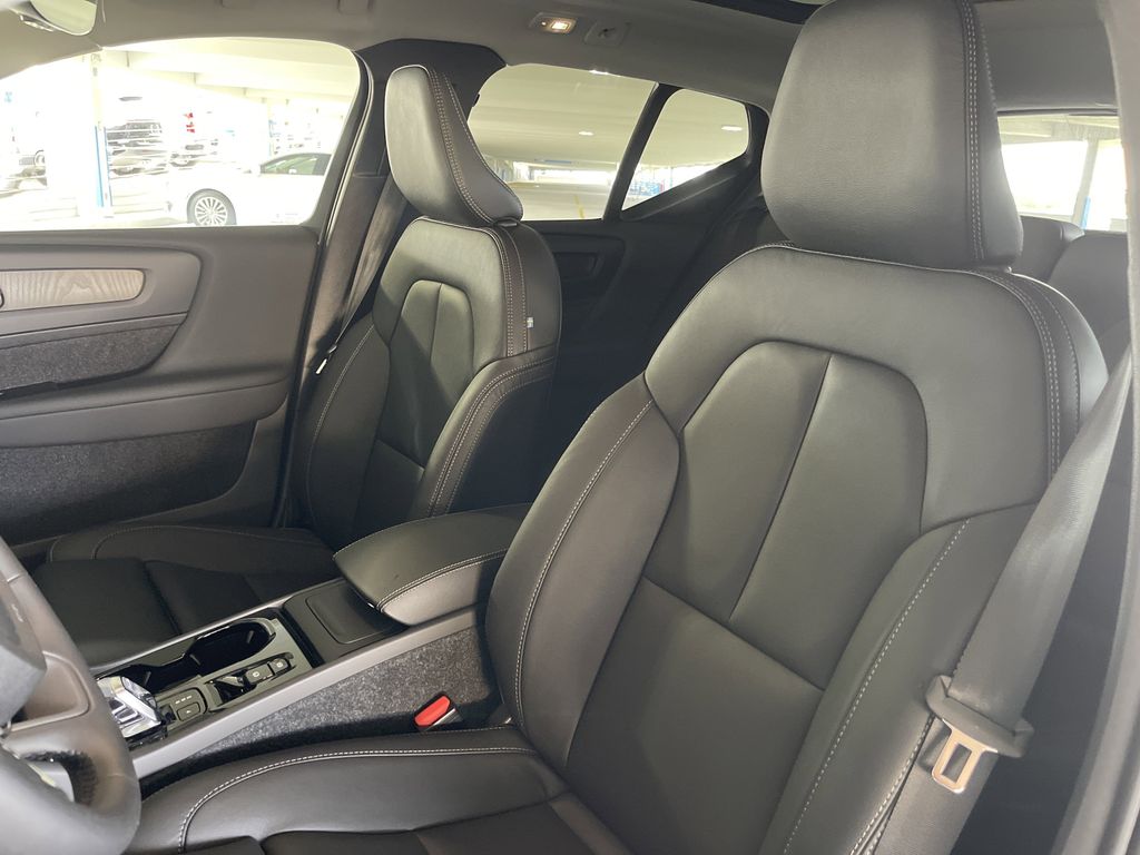 2025 Volvo XC40 B5 Plus Bright Theme photo